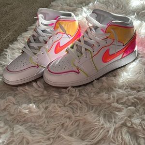 Jordan 1 Mid SE Edge Glow